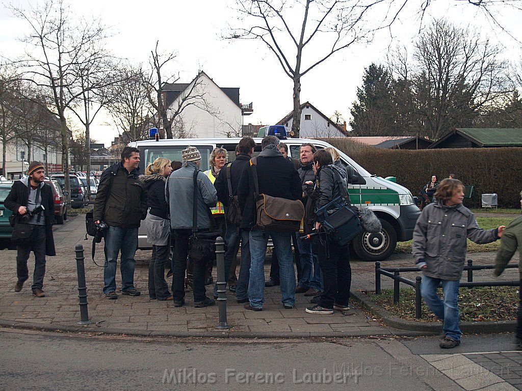 Einsatz Feuerwehr SEK Polizei Koeln Nippes Merheimerstr P132.JPG